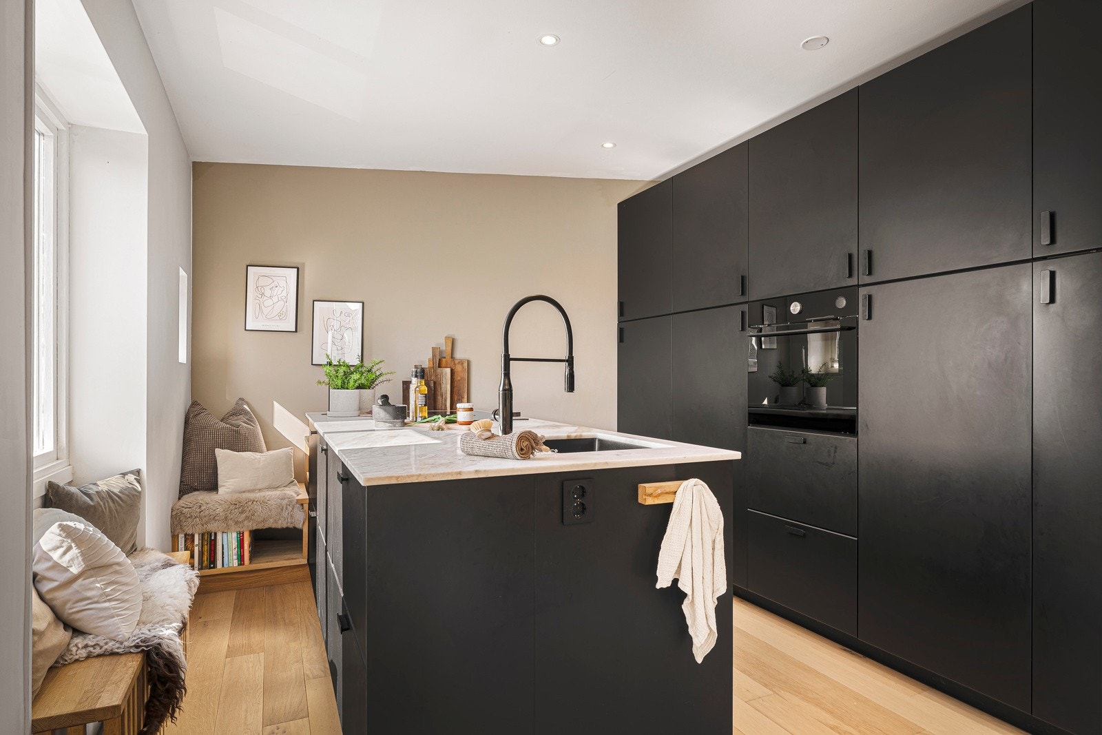 - Kjøkkenet er fra 2021 og har slette mørke fronter og benkeplate av stein med underlimt vask - Galleribilde