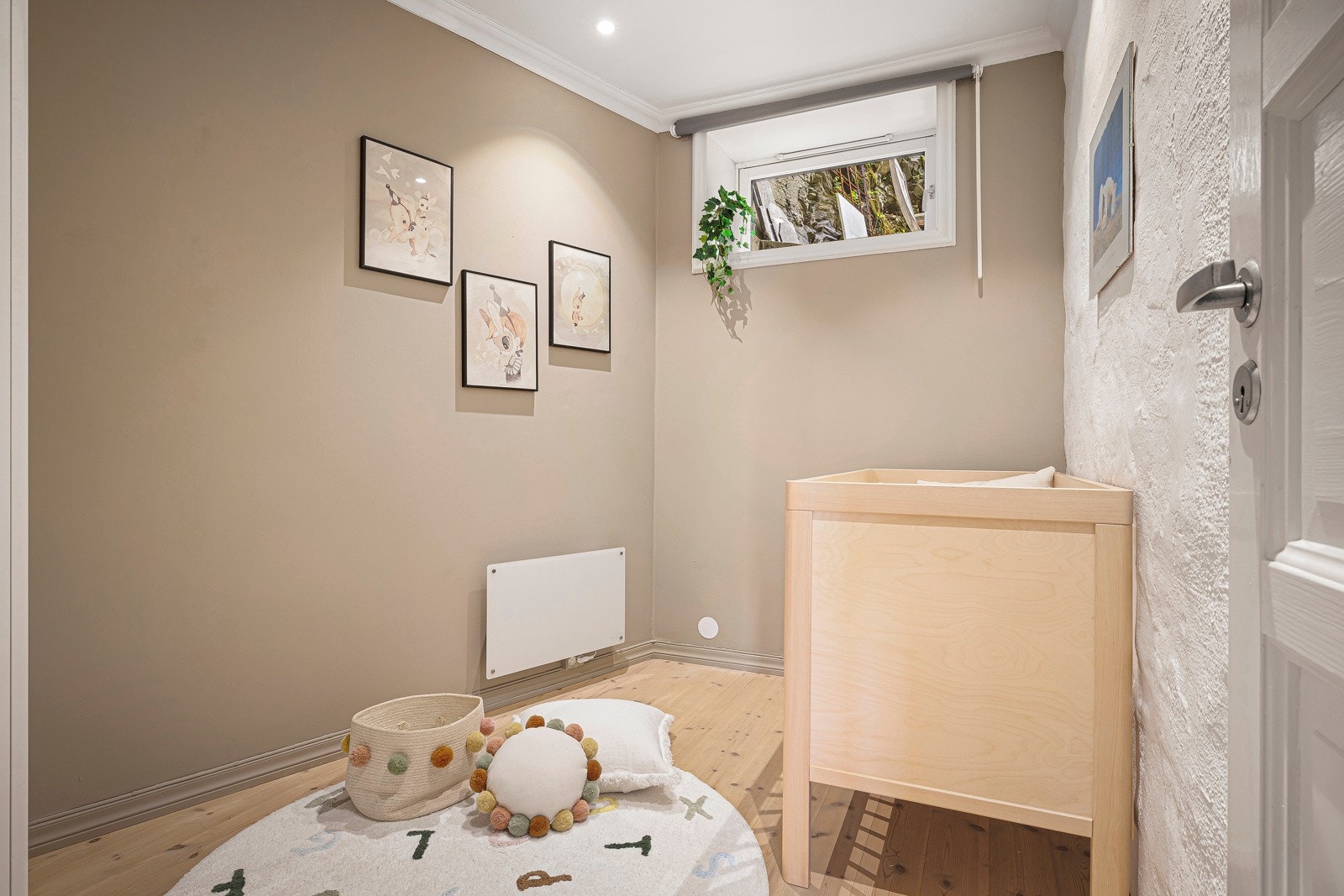 - Kontoret på 5,1 kvm er i dag innredet som soverom - Galleribilde