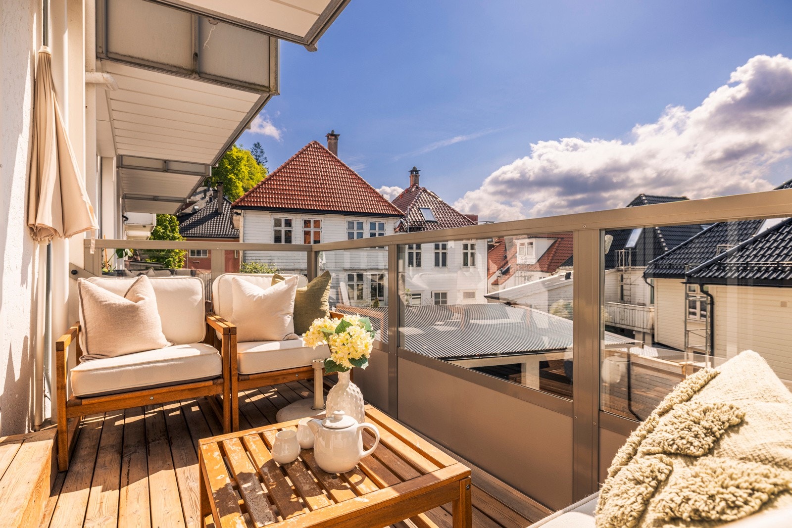 - Balkongen har plass til sittegruppe og parasoll - Galleribilde