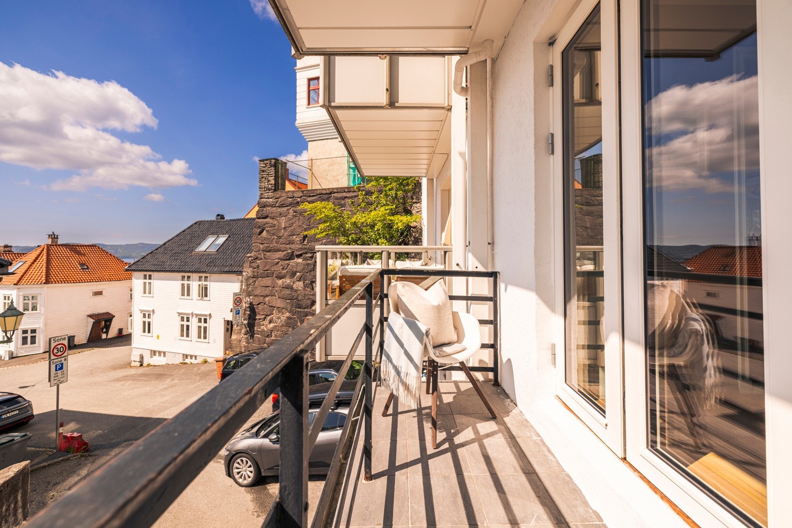 - Balkongen har plass til en liten sittegruppe - Galleribilde