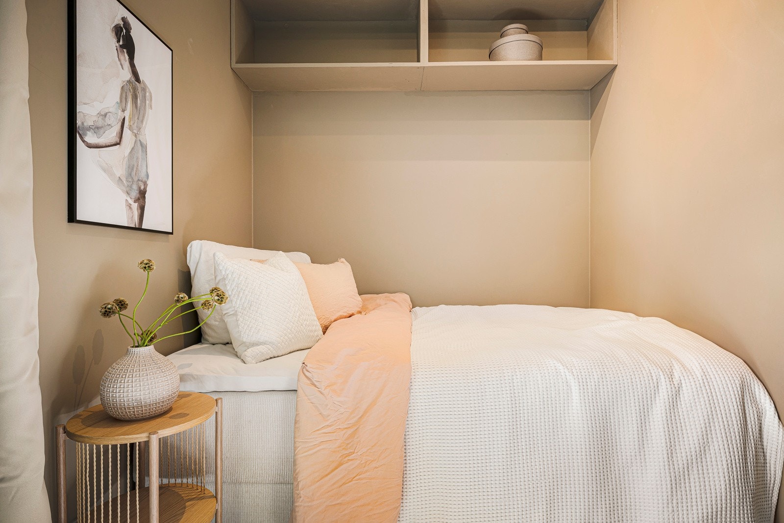 - Rommet har godt lysinslipp fra stort vindu.- Galleribilde