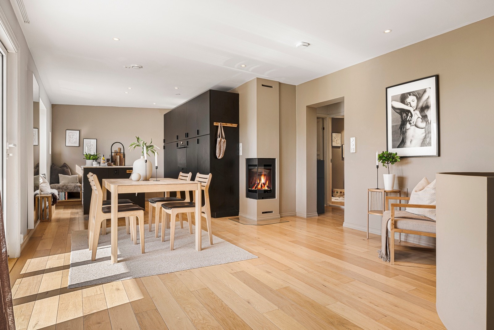 - Leiligheten har stor stue med åpen kjøkkenløsning på 33 kvm - Galleribilde