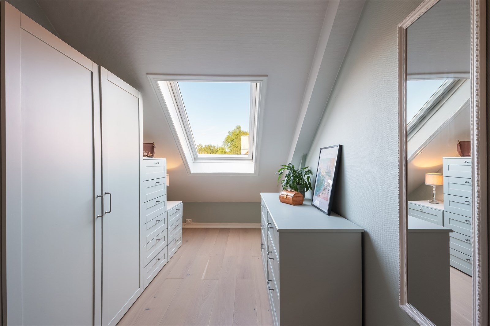 Bak hovedsoverommet er det et barnerom/walk-in Galleribilde