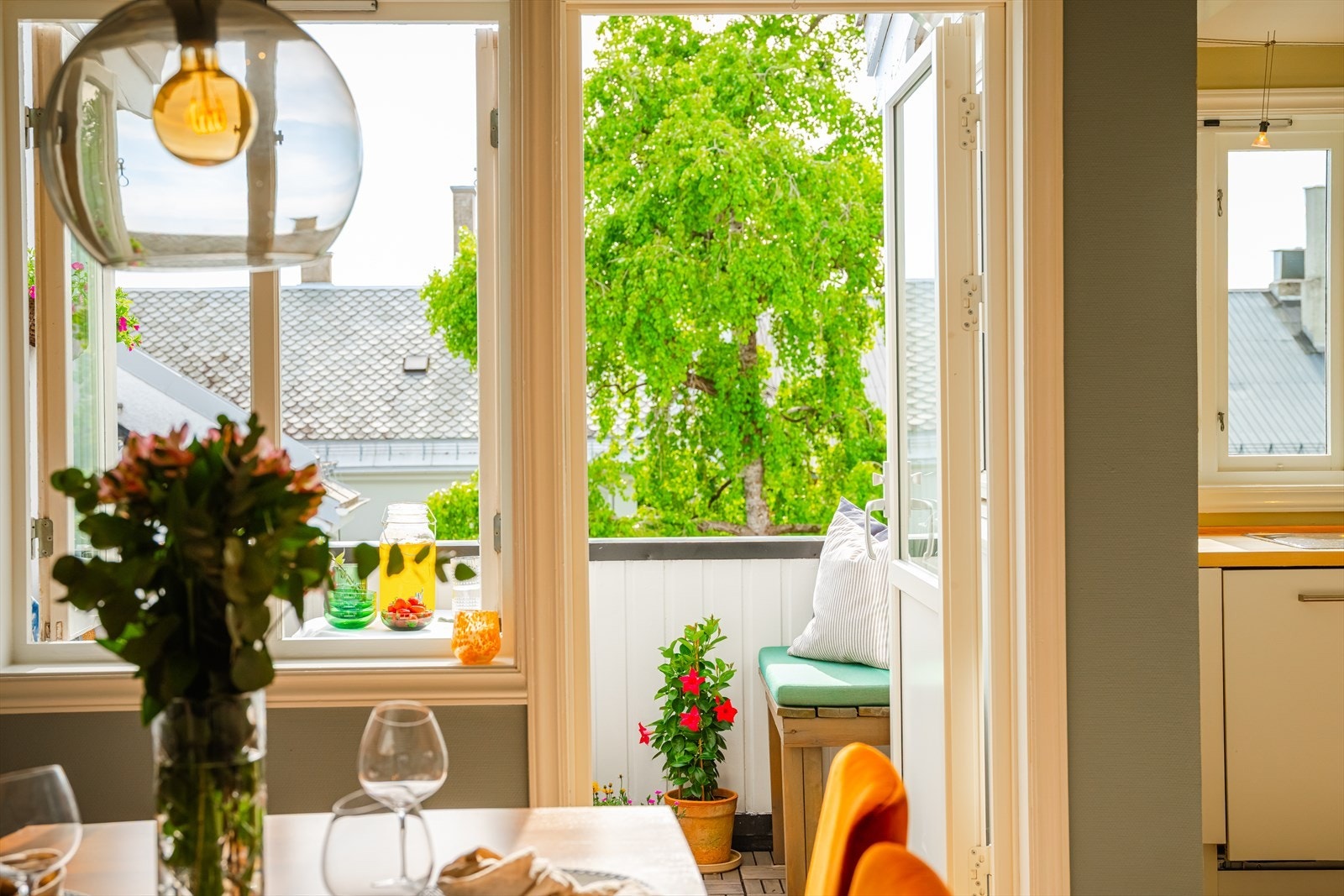Fra spisestuen er det utgang til balkongen Galleribilde