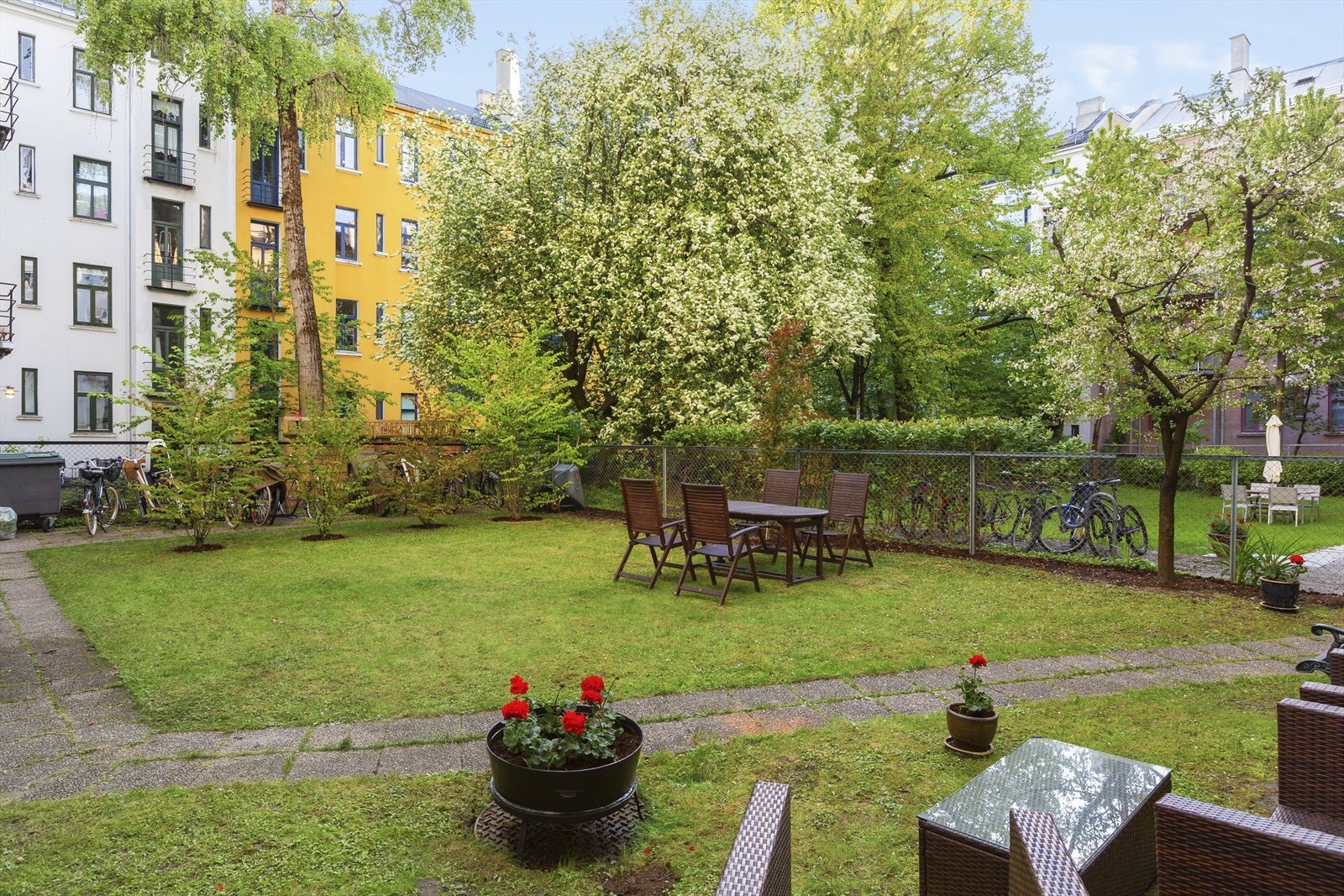 "Naboene er veldig hyggelige og det alltid god stemning og pizza på dugnaden. Dette er et veldrevet sameie" Galleribilde