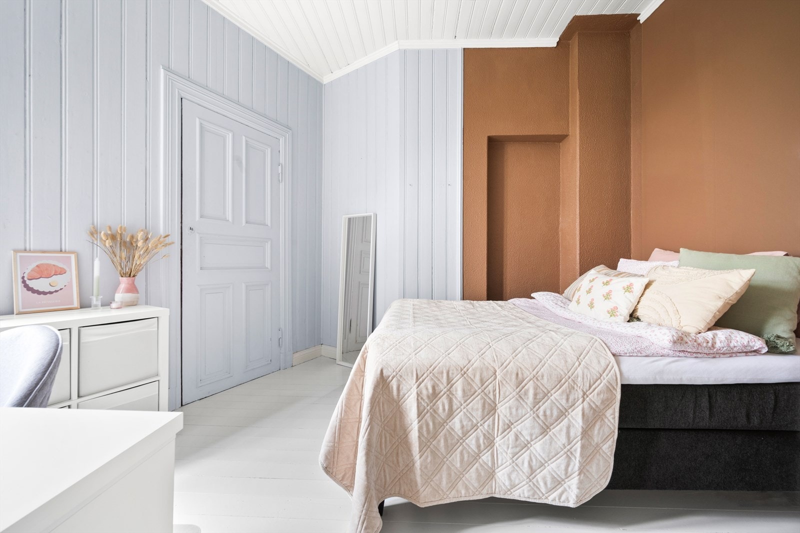 Det er plass til oppbevaringsløsninger i for av skap eller kommode. Rommet er i dag innredet med skrivepult. Galleribilde