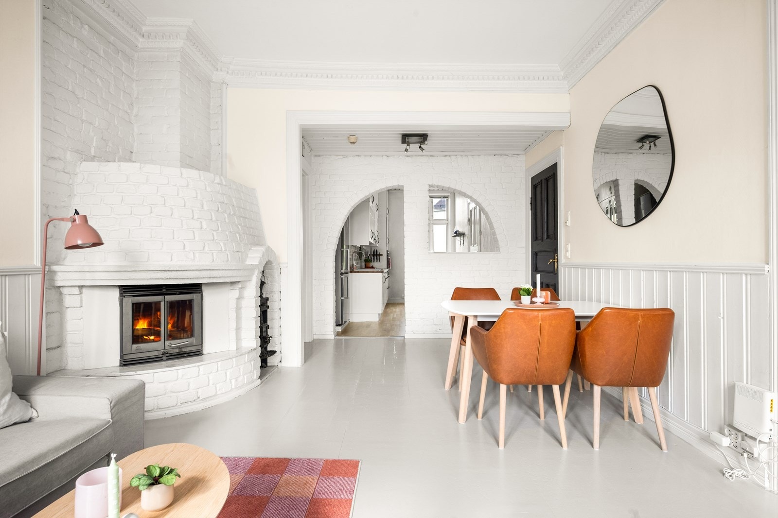 Spisebordet har en naturlig plassering med god tilknytning til kjøkkenet. Galleribilde