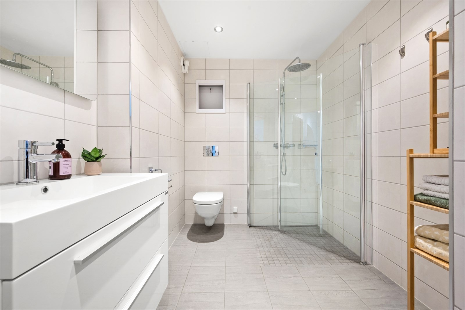 Romslig, flott og tidløst bad pusset opp i 2014. Det er opplegg for vaskemaskin. Galleribilde