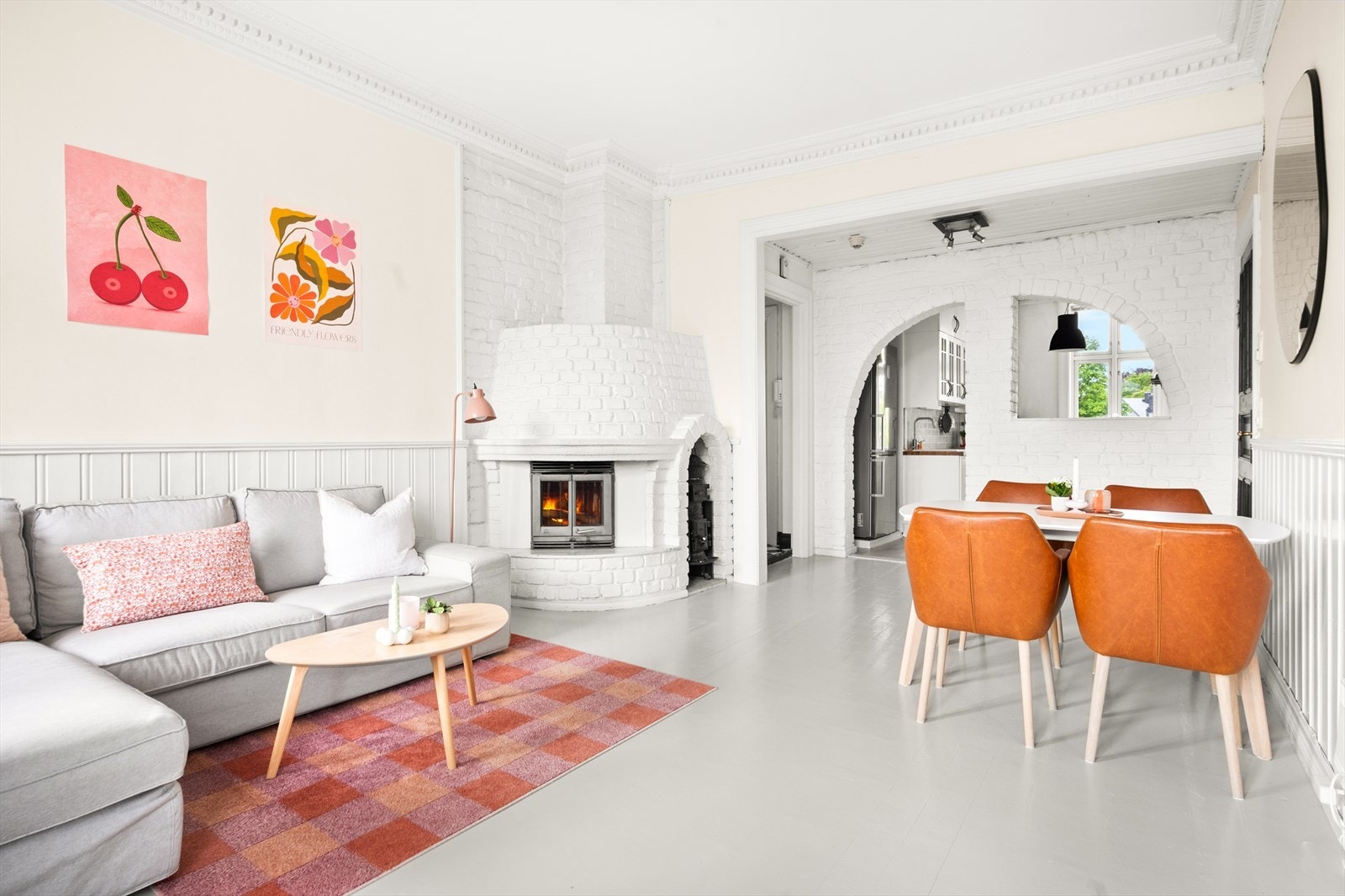 Den gjennomgående løsningen i leilighet gir meget gode lysforhold og en luftig følelse. Galleribilde