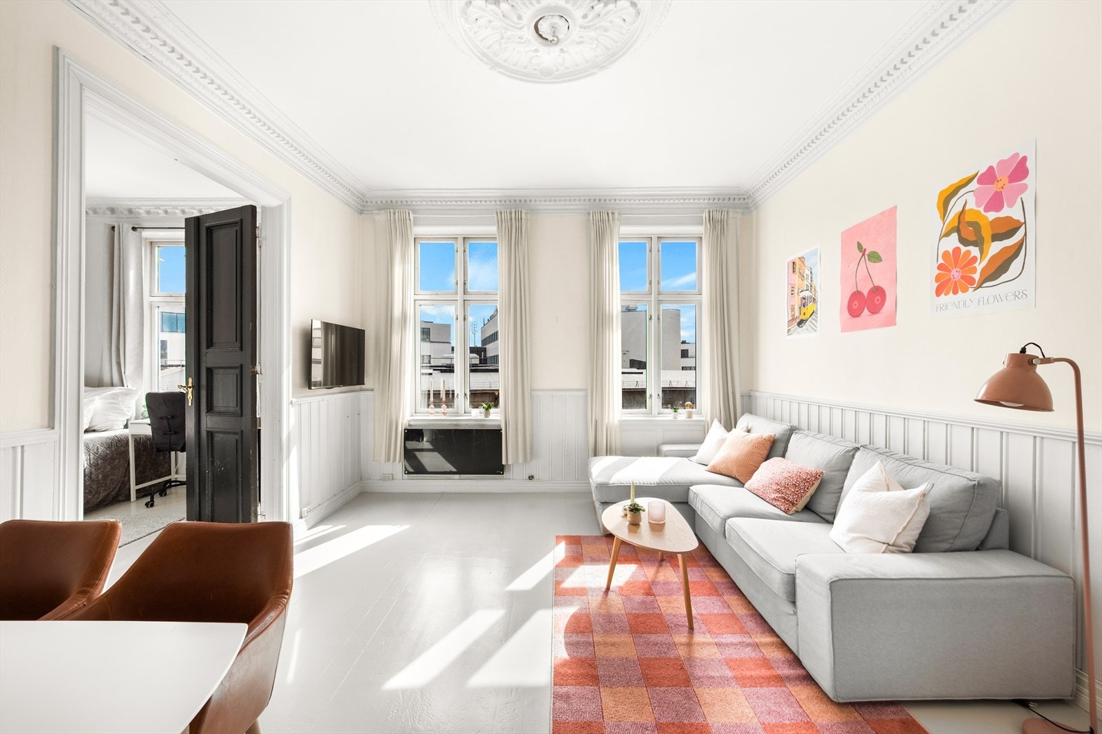 I stuen er det god plass til stor sofagruppe med tilhørende sofabord og tv-møblement samt spisebord. Galleribilde