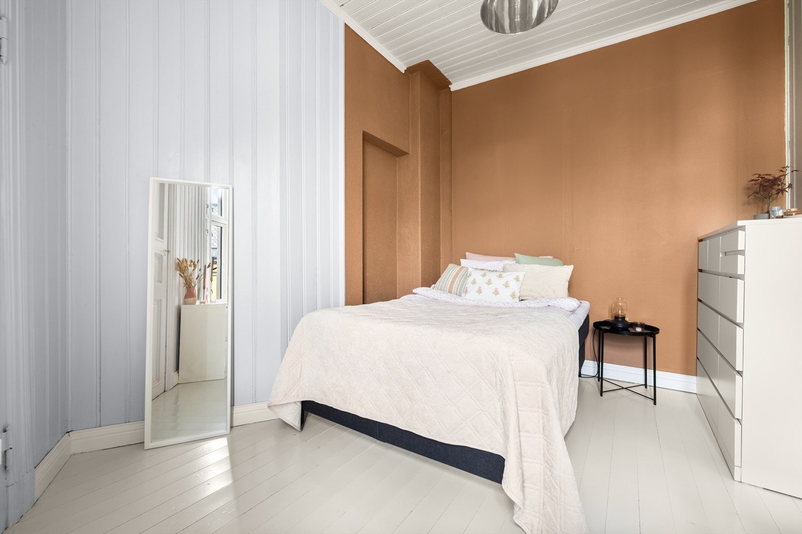 På hovedsoverommet er det god plass til dobbeltseng med tilhørende nattbord. Galleribilde