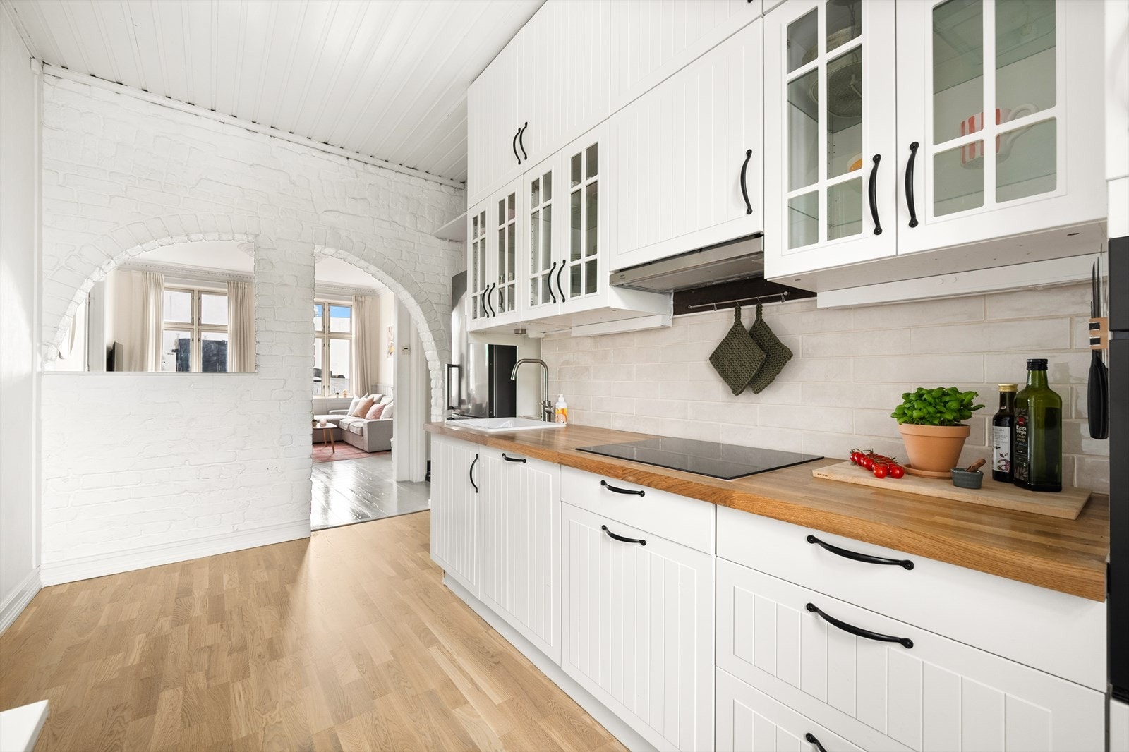 Delvis åpen og sosial løsning mellom kjøkkenet og stuen. Galleribilde