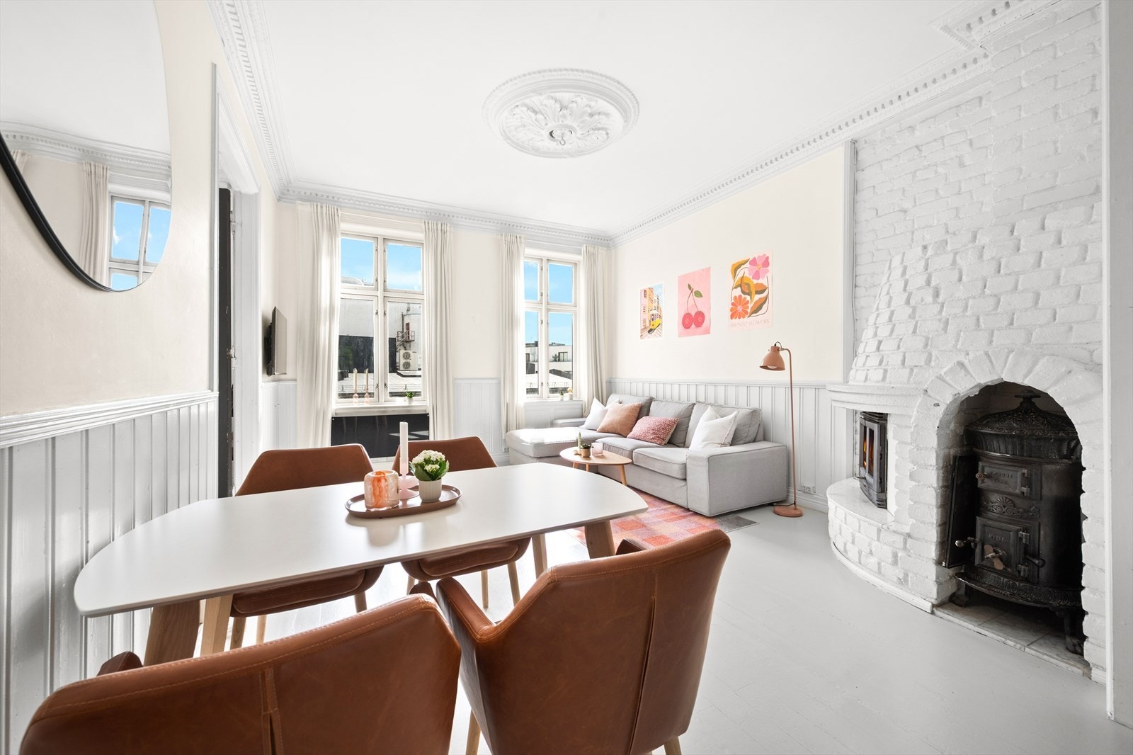 Stuen er nydelig utformet med to store vindusflater som slipper inn rikelige mengder naturlig dagslys. Kombinert med den generøse takhøyden på hele 3 meter gir dette en svært god og luftig romfølelse. Galleribilde