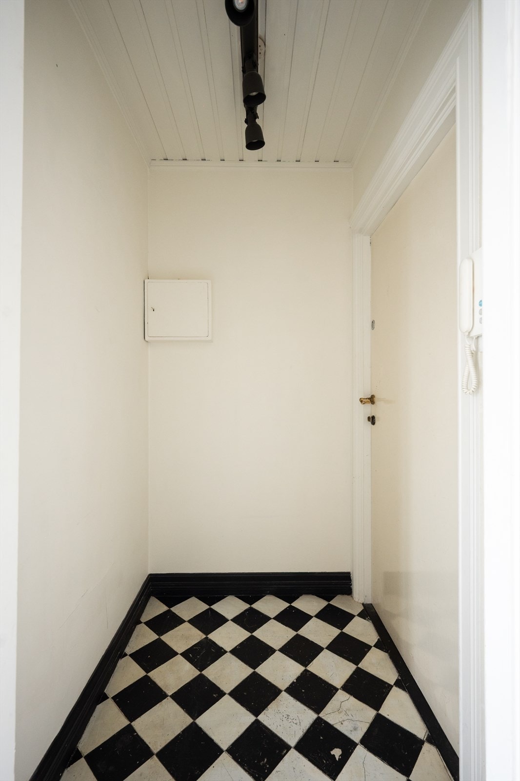 Velkommen inn! I gangen er det plass til knagger og skohylle for oppbevaring av yttertøy. Galleribilde