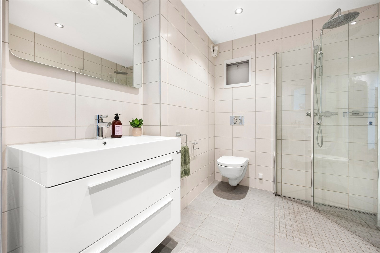 Badet har flislagte overflater, elektrisk gulvvarme og innfelte downlights i himling. Galleribilde