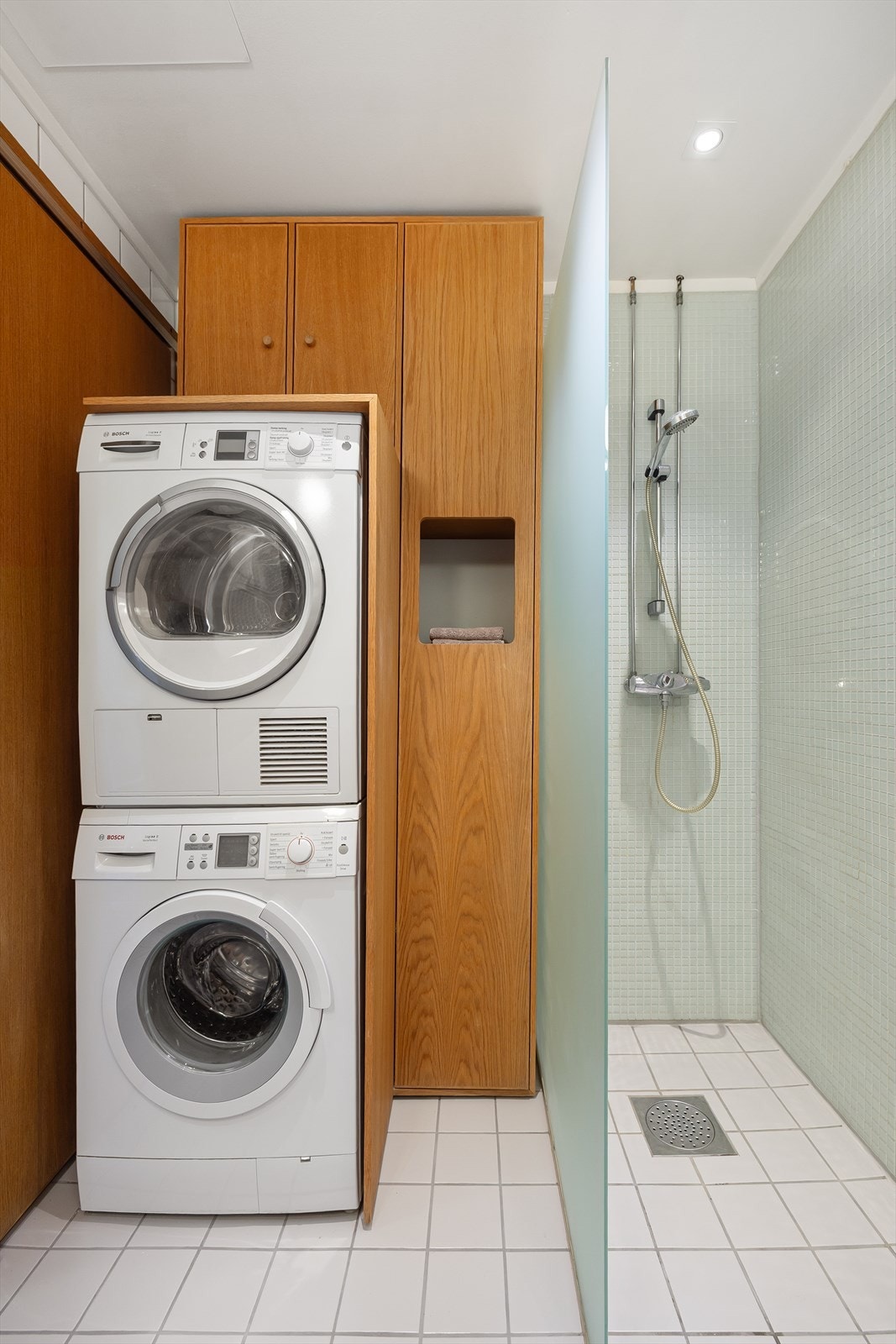 Nisje med opplegg for vaskemaskin og ekstra lagringsplass. Galleribilde