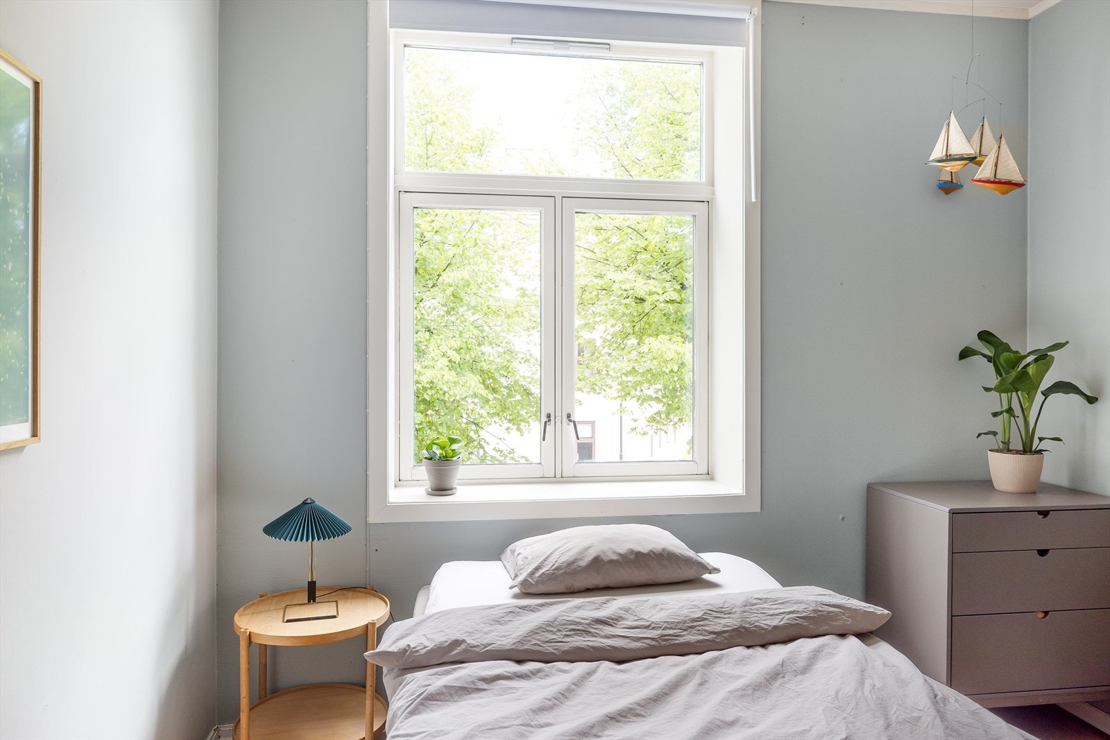 Stort vindu sikrer godt med lys og luft. Galleribilde