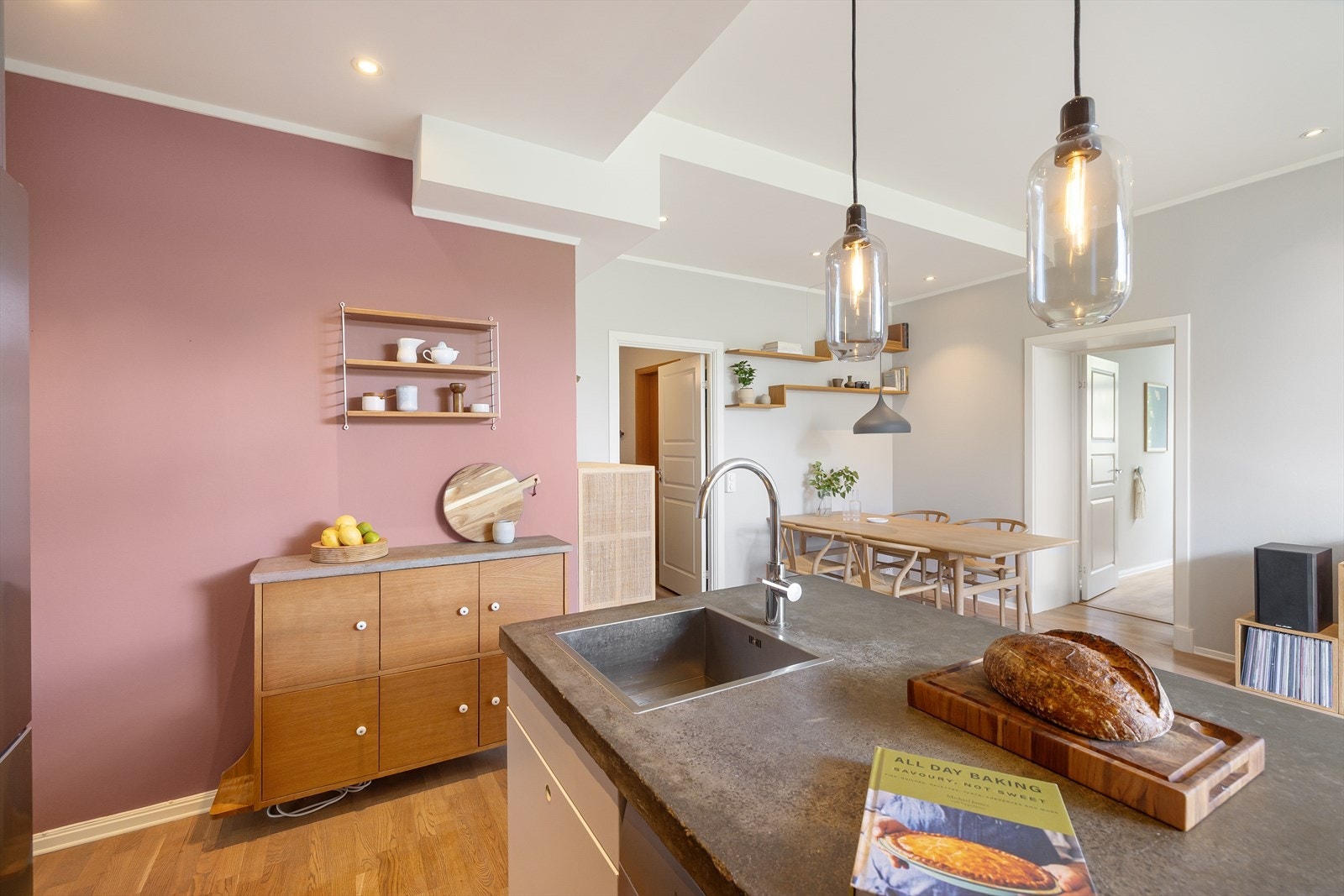 Kjøkkenøya fungerer utmerket som romdeler, og gir i tillegg ekstra skap- og benkeplass. Galleribilde