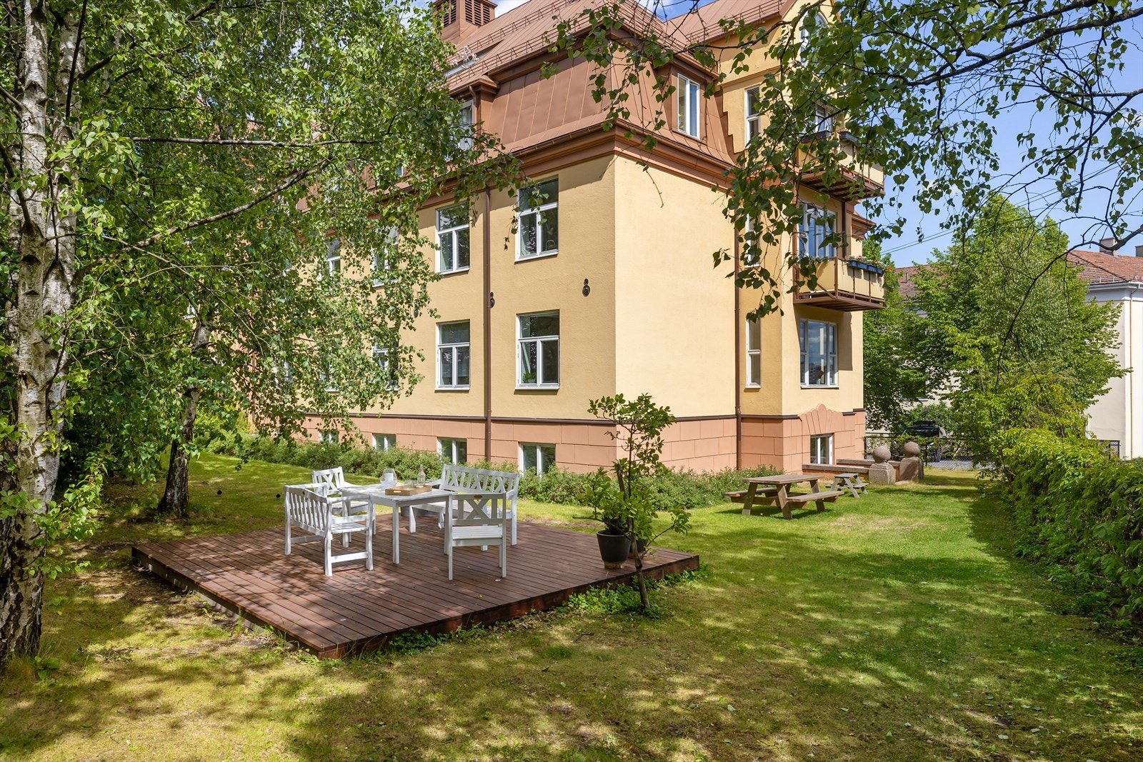 Her er det flere sittegrupper for beboerne. Leiligheten har en skjermet beliggenhet uten sjenerende støy. Galleribilde