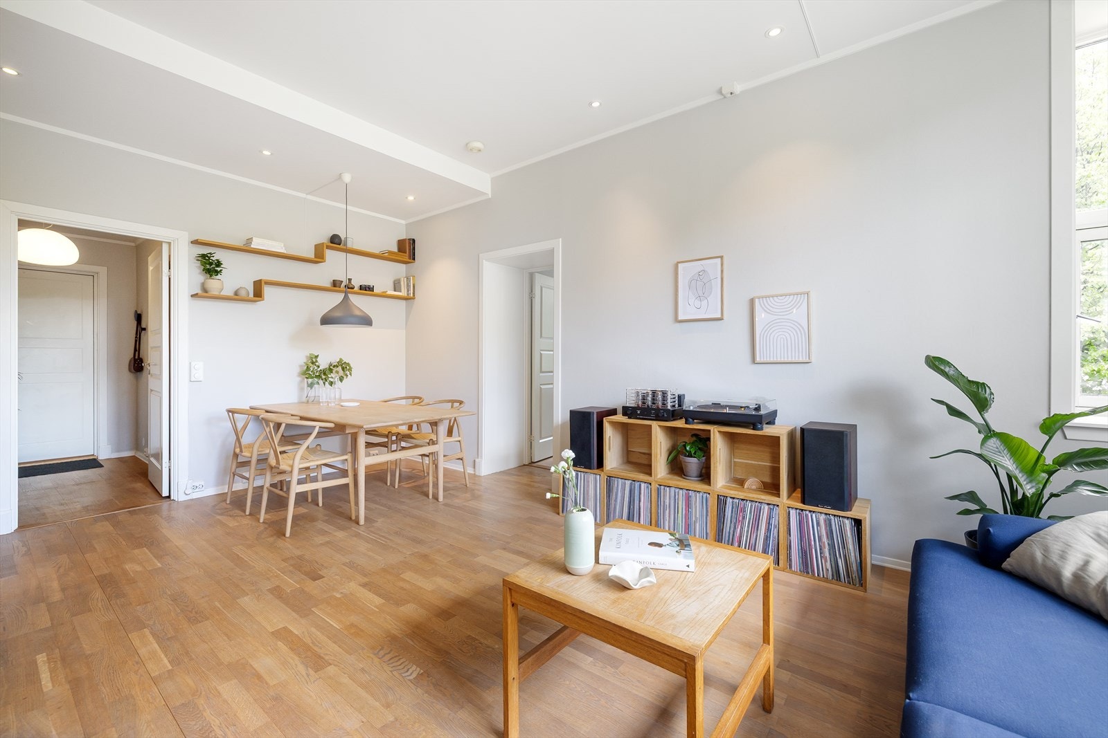 I stuen er det god plass til sofagruppe med tilhørende sofabord og tv-møblement samt spisebord. Galleribilde