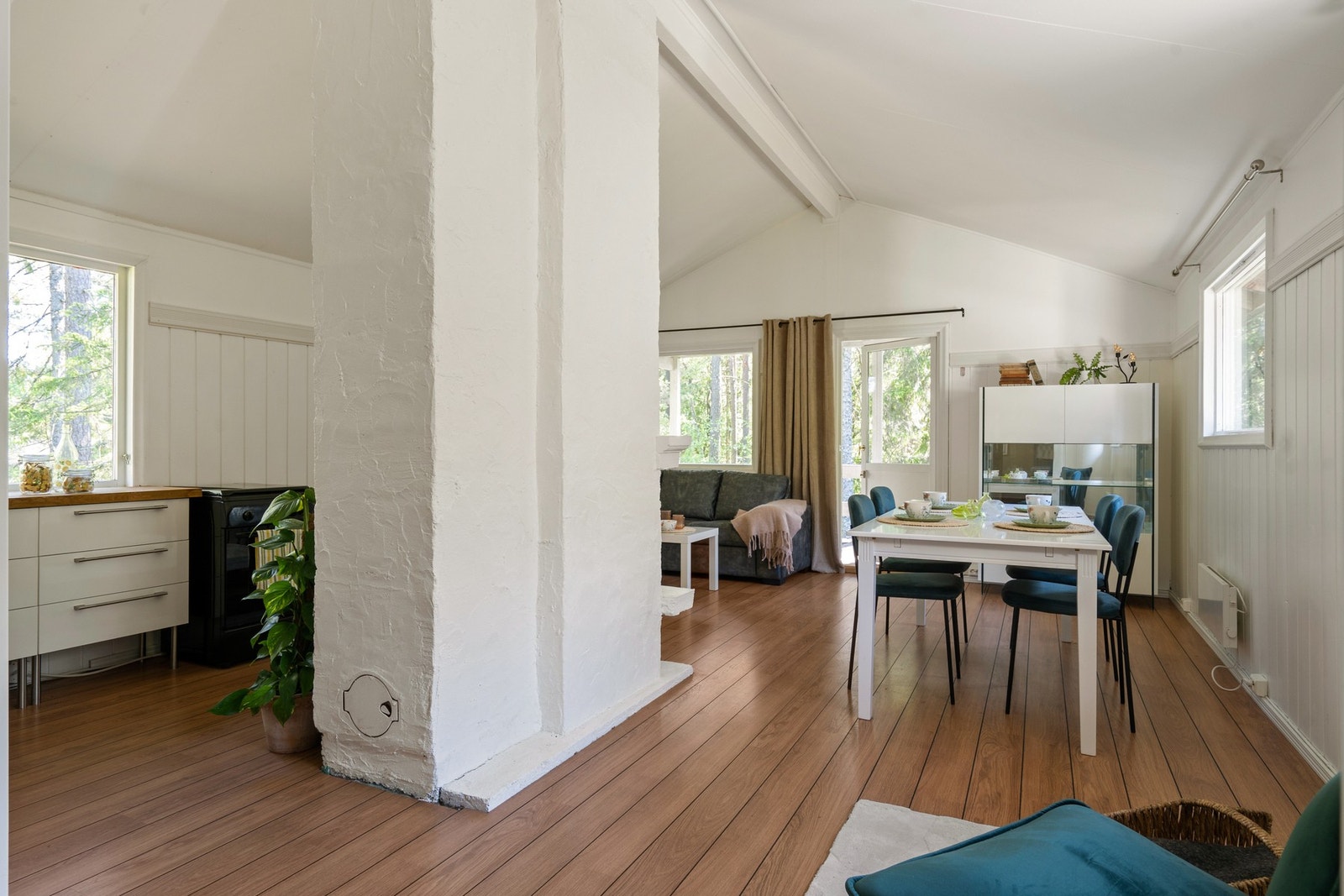 Lyst og romslig allrom med gode plass til flere sittegrupper. Galleribilde