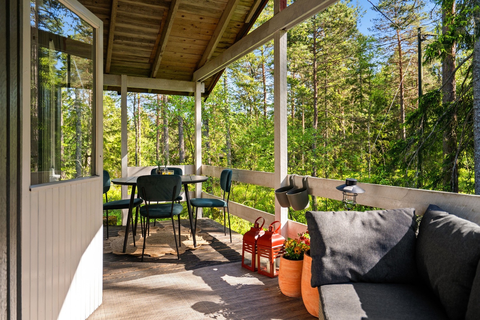 Verandaen ligger usjenert og sydvendt til med takoverbygg. Galleribilde