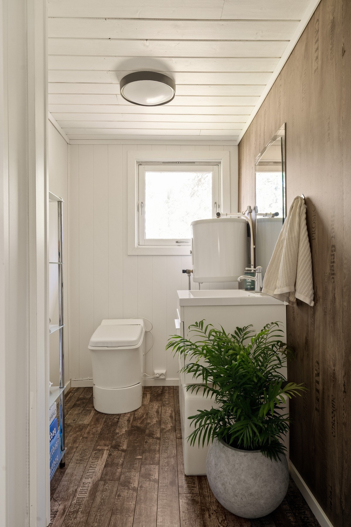 Toalettrom med forbrenningstoalett av typen Cinderella. Galleribilde