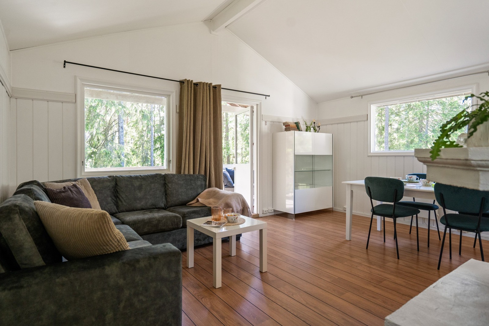 Fra stuen er det utgang til solrik veranda på ca. 10kvm. Galleribilde