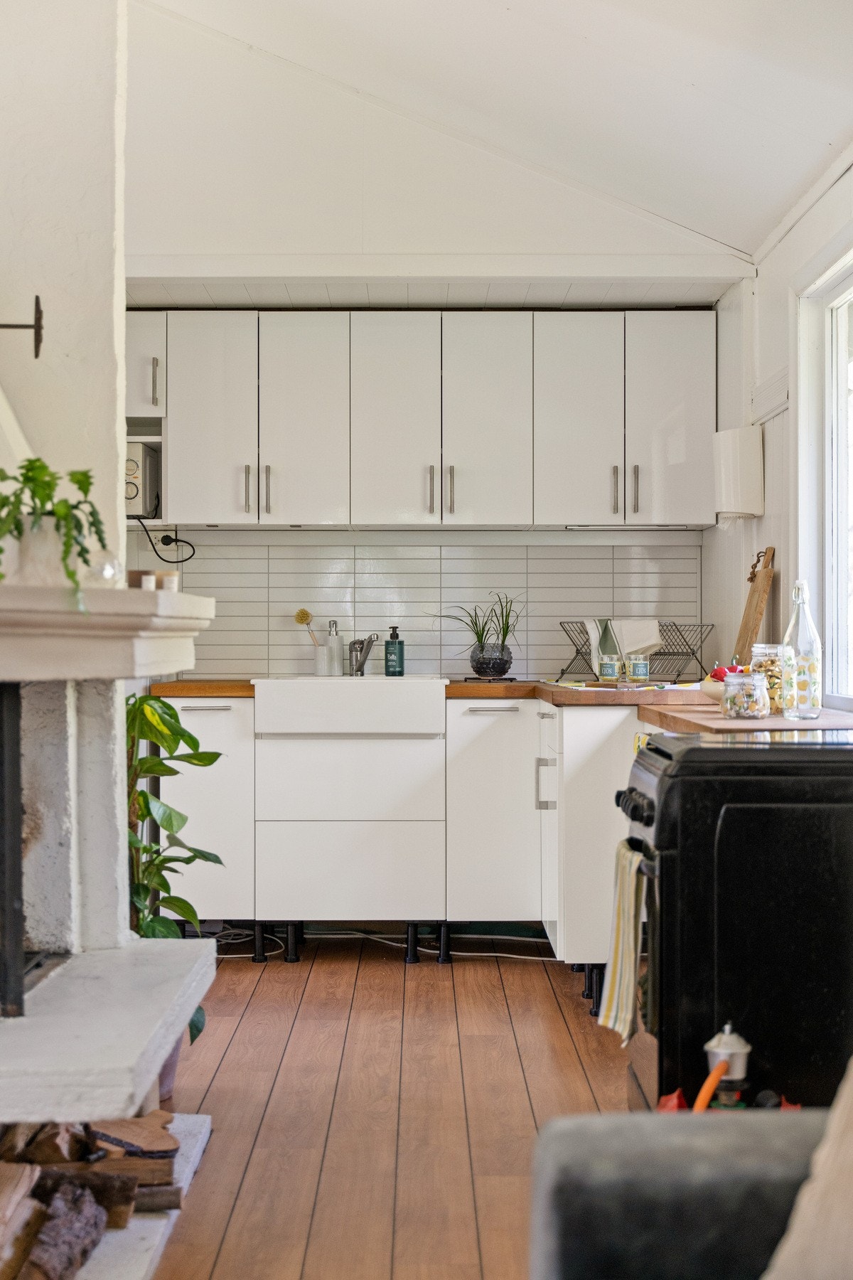 Frittstående kjøl/frys og komfyr på gass. Lagt opp kurs så mulig med vanlig komfyr. Galleribilde