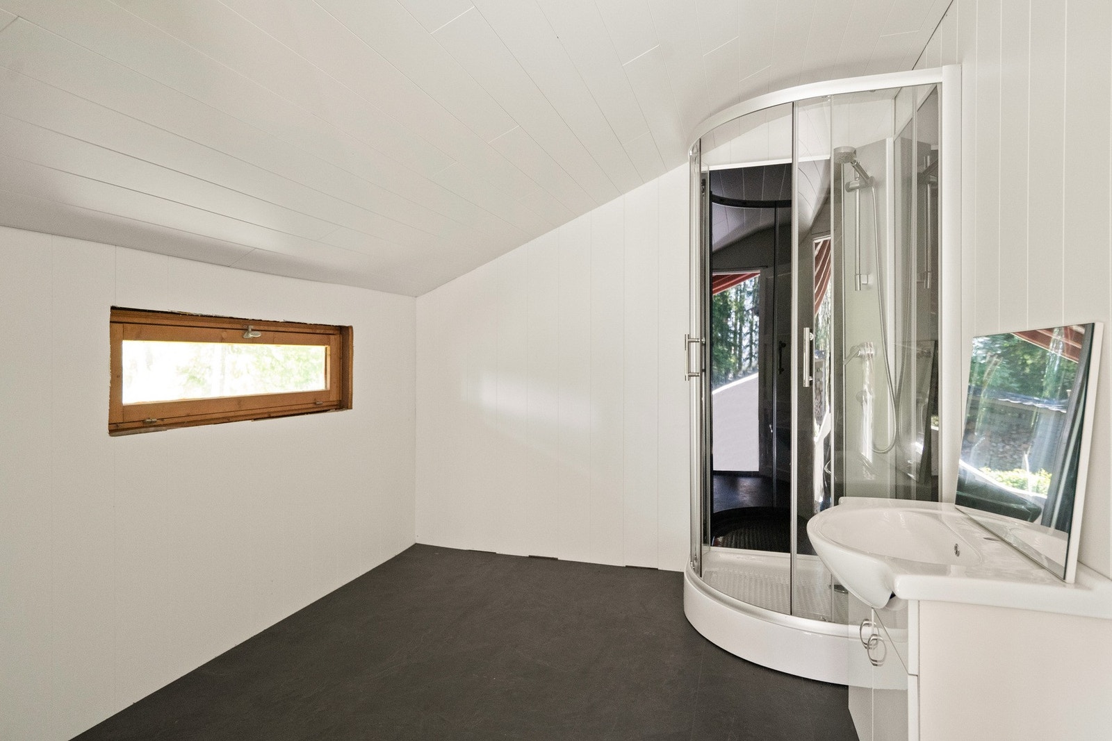 Utvendig tilgang til bod, tiltenkt som bad, ingenting er koblet til. Innredning osv. følger med. Galleribilde