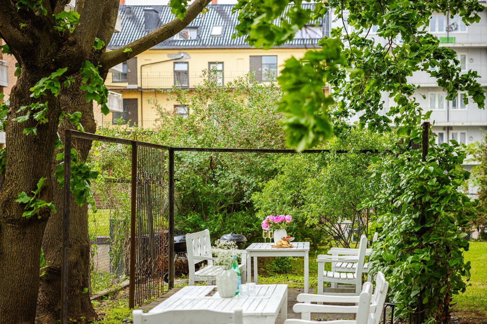 I sameiet er det en idyllsik bakgård. Her er det flott og frodig beplantning, samt en hyggelig sittegruppe. Galleribilde