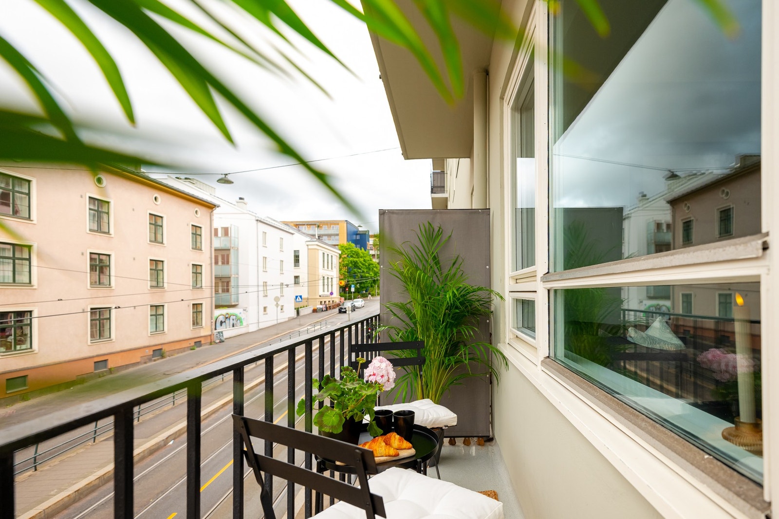 Fra stuen er det utgang til en nordvestvent balkong på ca. 3 kvm. Galleribilde