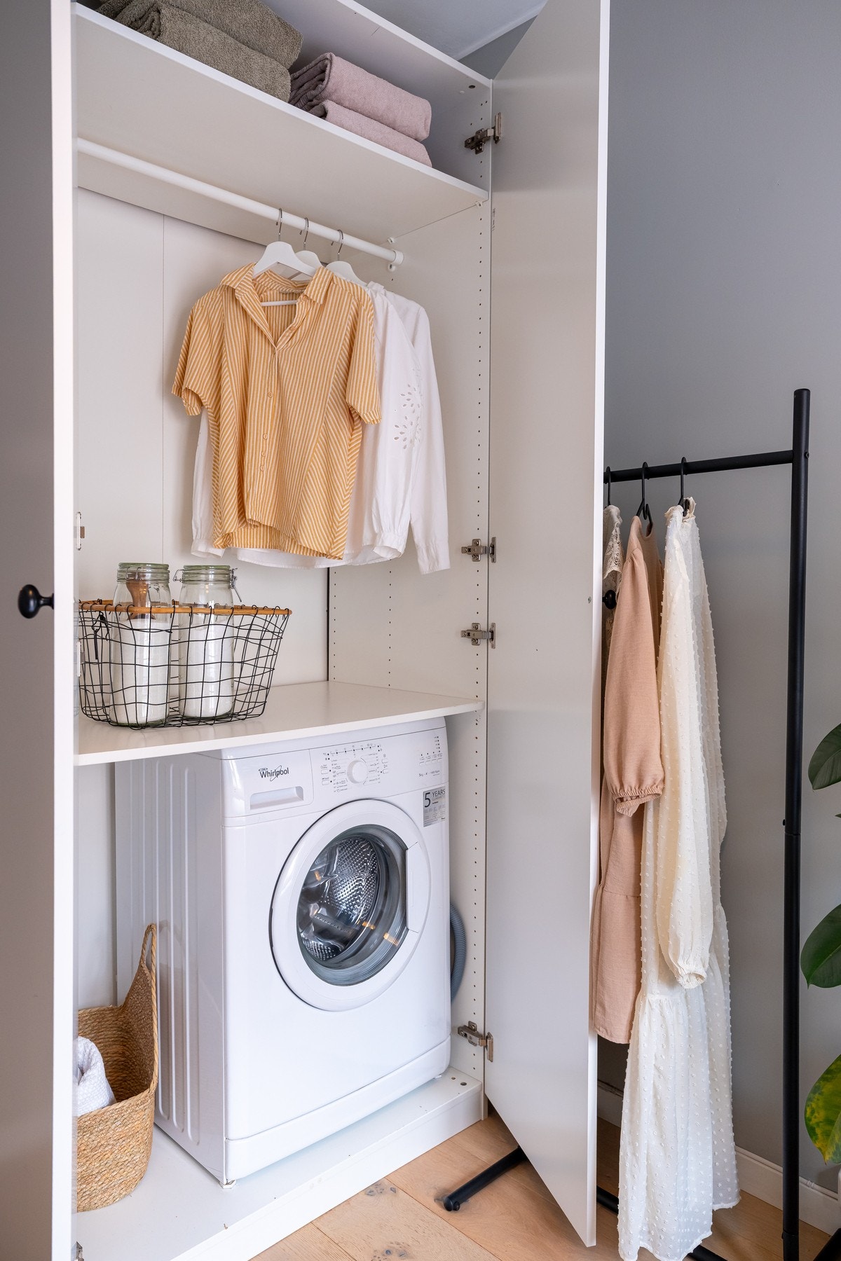 Det er opplegg for vaskemaskin på soverommet. Galleribilde