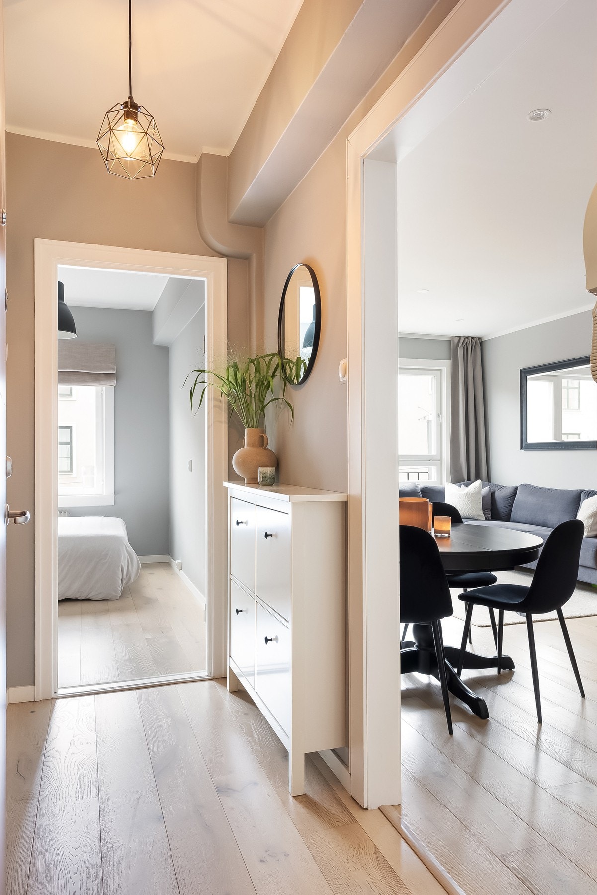 Leiligheten er holdt i modernefargevalg og har et pent parkettgulv. Galleribilde