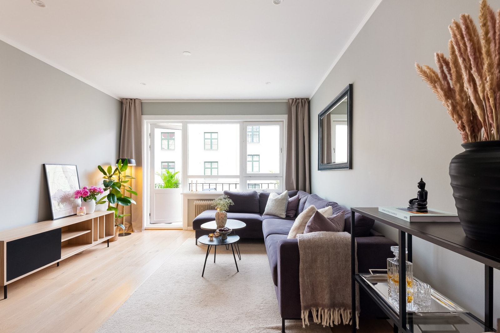 Boligen er gjennomgående og har store vindusflater, dette i kombinasjon med god planløsning gir boligen et lyst og romslig preg. Galleribilde