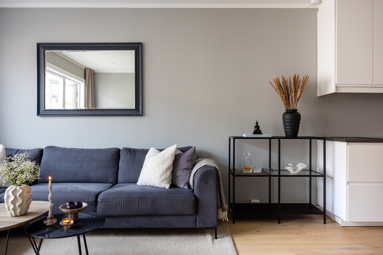 Stuens utforming gir plass for hjørnesofa med tilhørende møblement. Galleribilde