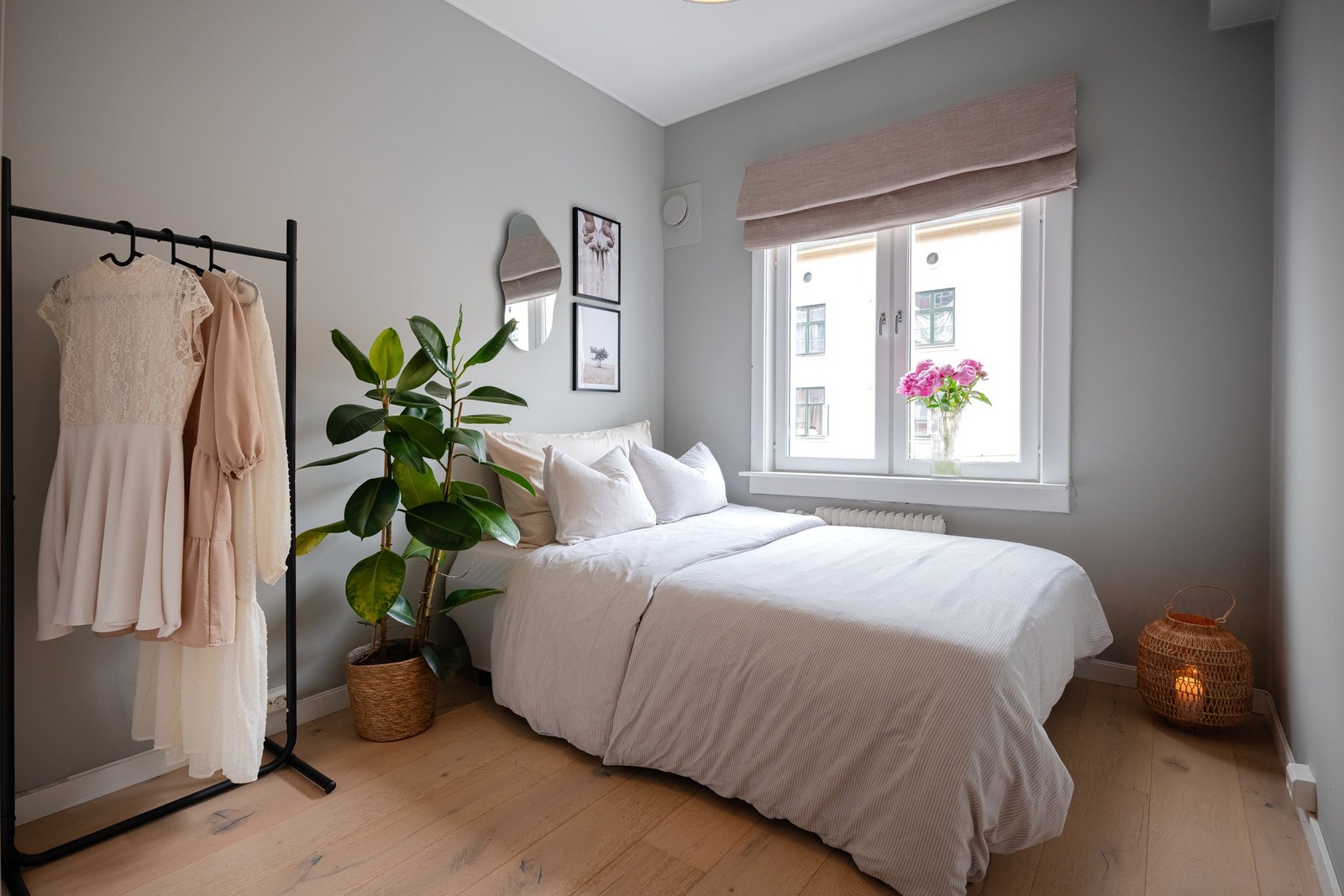 Her er det plass til dobbeltseng, nattbord og garderobeløsning. Galleribilde