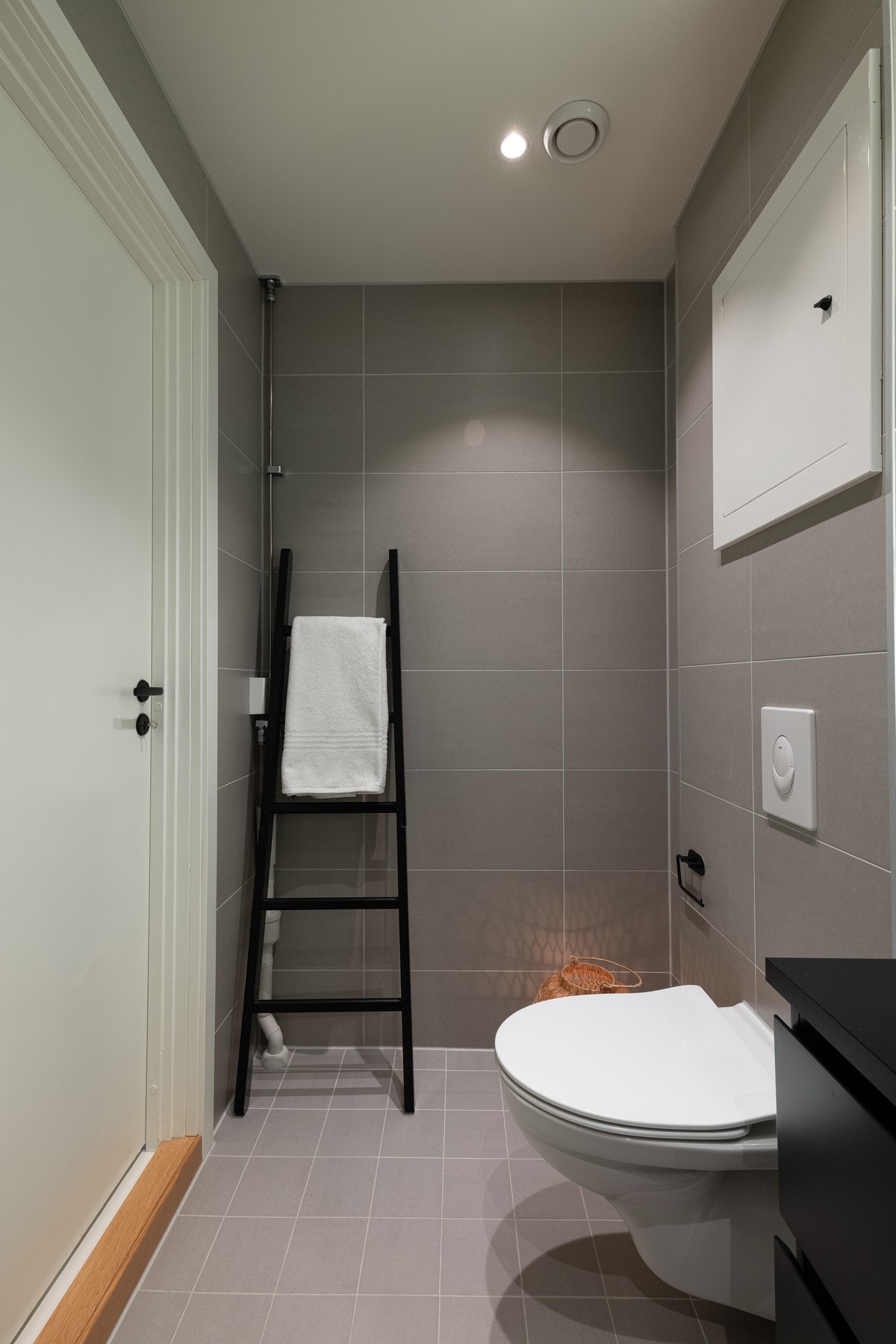 Det er i tillegg dusj med innfellbare dører i herdet glass og vegghengt toalett. På badet er det også opplegg for vaskemaskin. Galleribilde