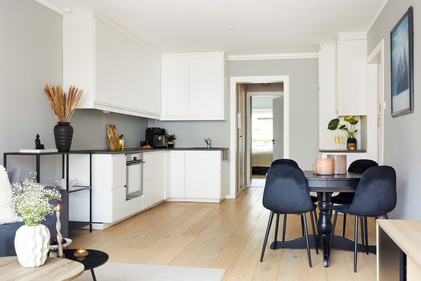 Stuen er lys og enkel å møblere med god plass til spisebord og sofakrok. Galleribilde