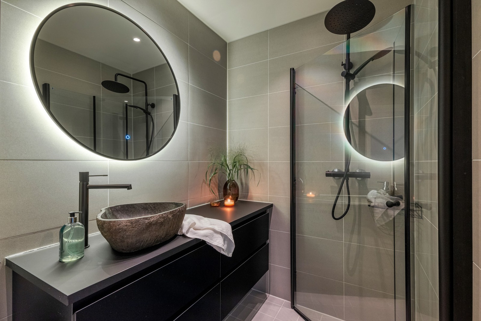 Lekkert, flislagt bad som ble pusset opp i regi av sameiet i 2022. Galleribilde