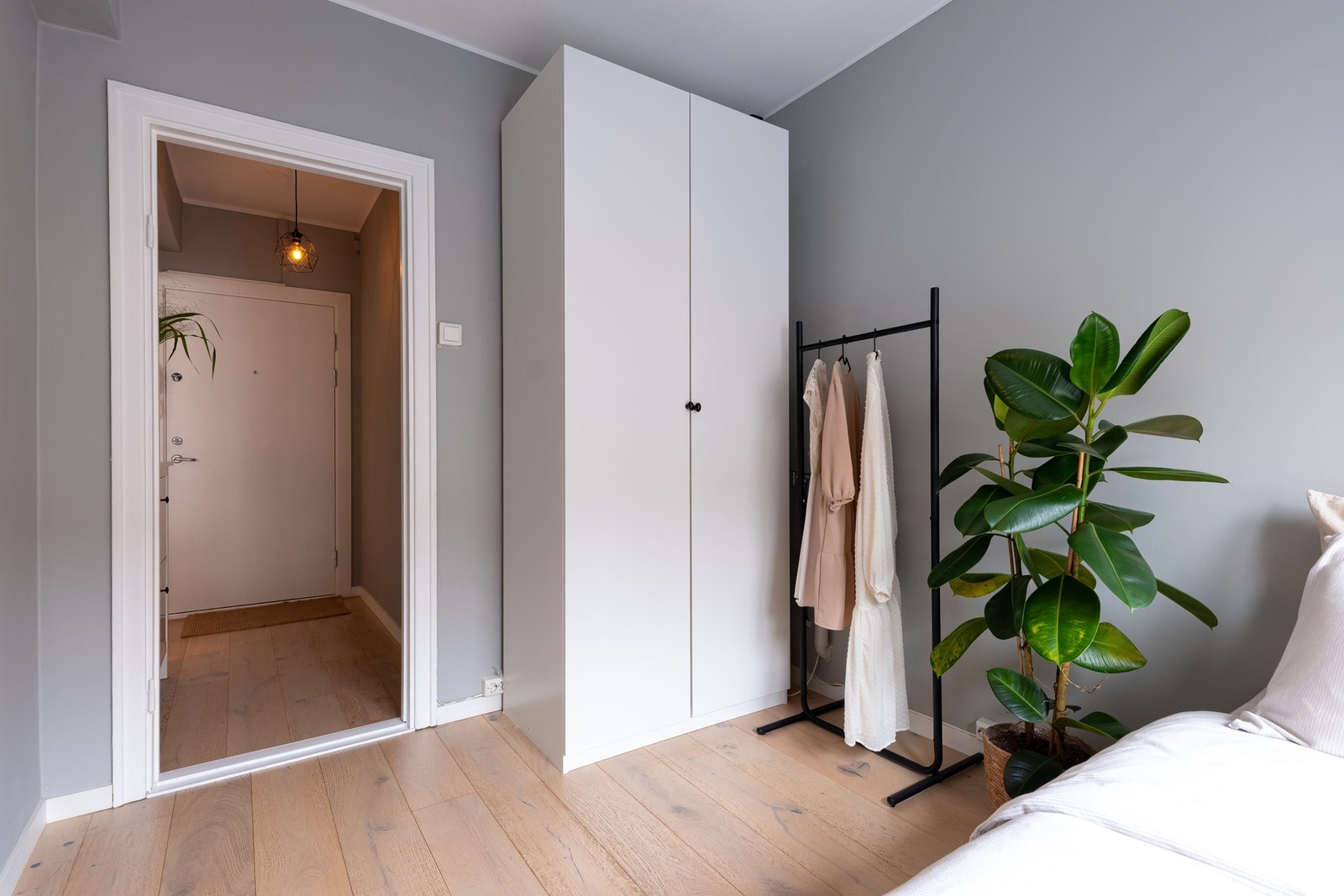 Det er garderobeskap på soverommet. Galleribilde