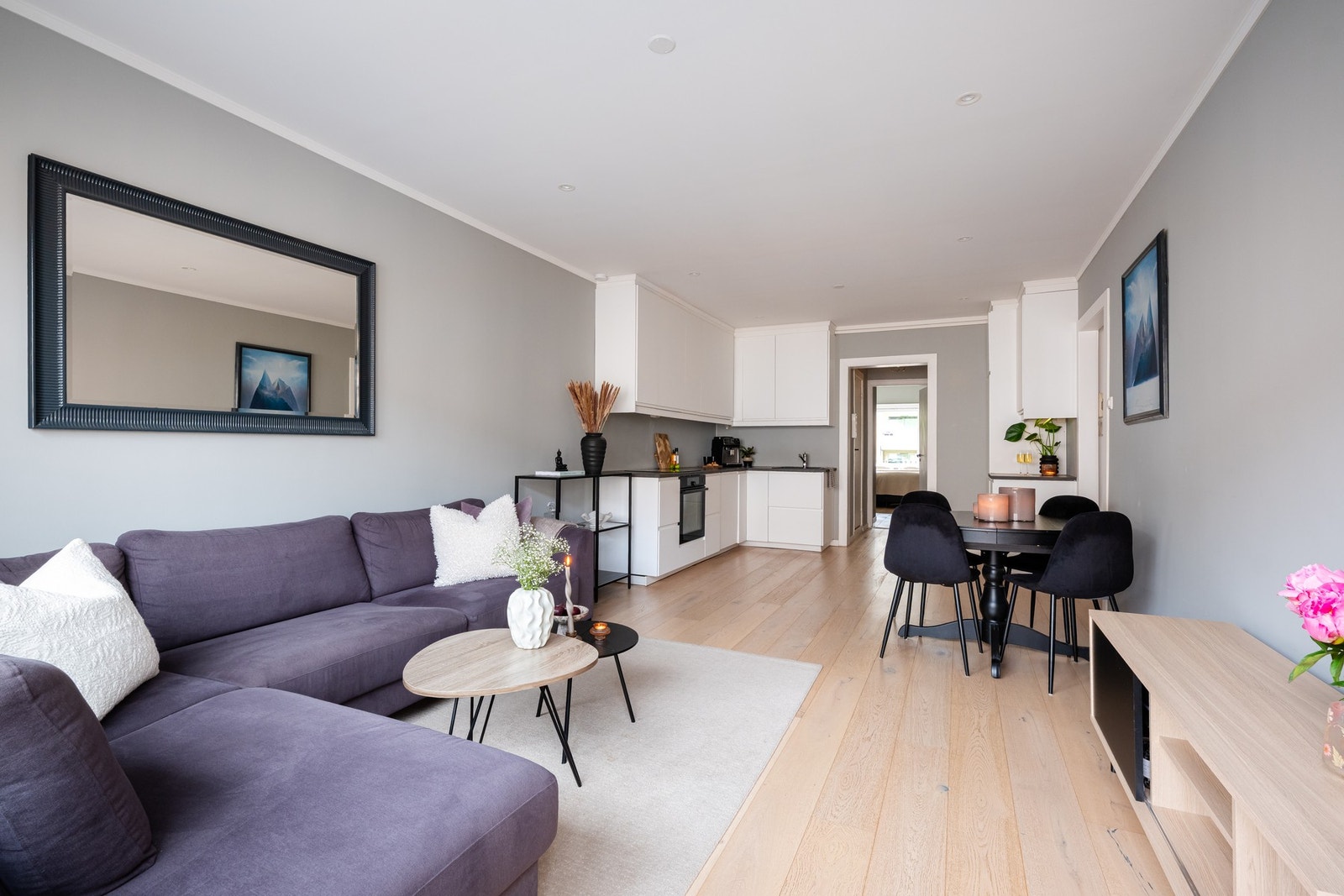 Det er i tillegg plass til et spisebord hvor du kan invitere venner til hyggelige lag. Galleribilde