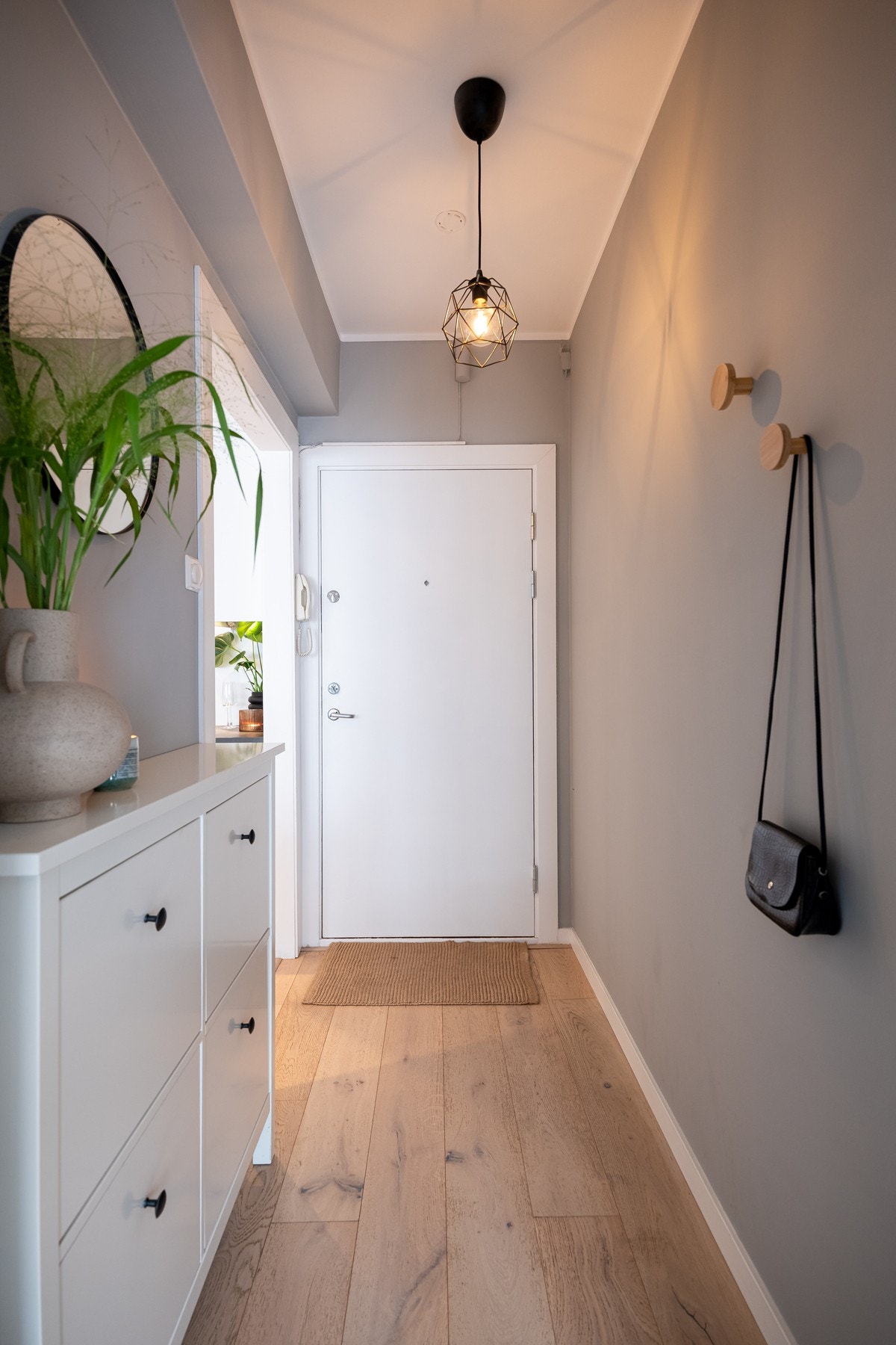 Velkommen inn til det som kan bli ditt/deres nye hjem! Det er heisadkomst til denne leiligheten som ligger i byggets 2.etasje. Galleribilde