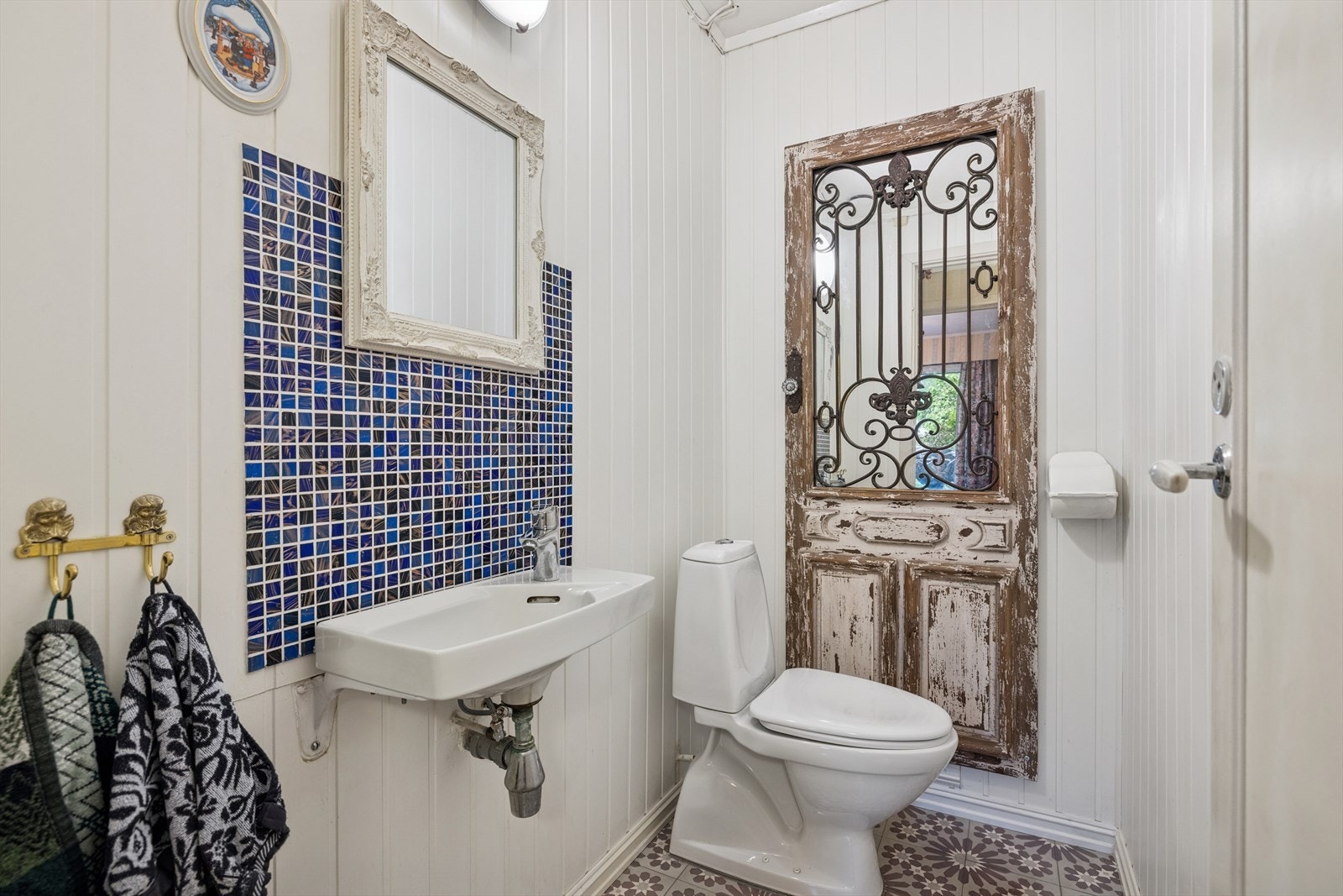 Toalettrommet ligger praktisk til ved siden av badet, og er innredet med servant og gulvstående toalett. Galleribilde