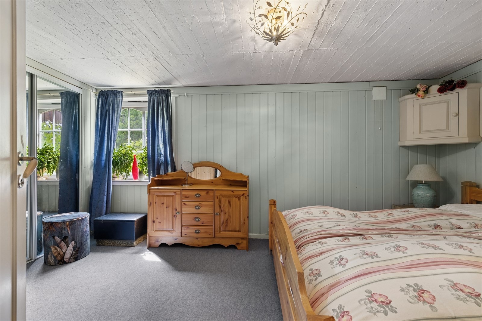 Fra to av soverommene er det utgang til den store og frodige hagen. Galleribilde