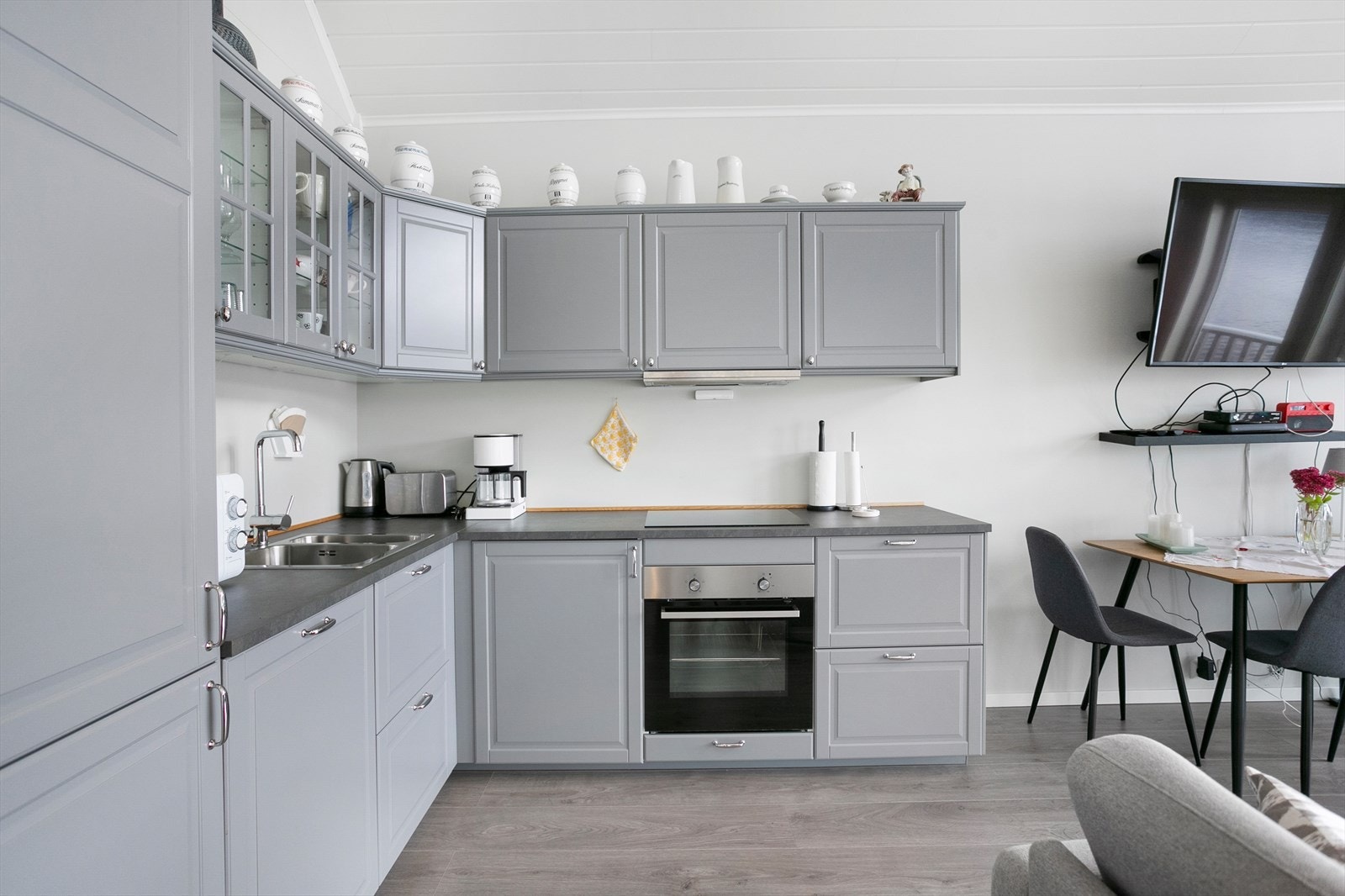 Det er integrert kjøl/fryseskap, oppvaskmaskin, platetopp og stekeovn Galleribilde