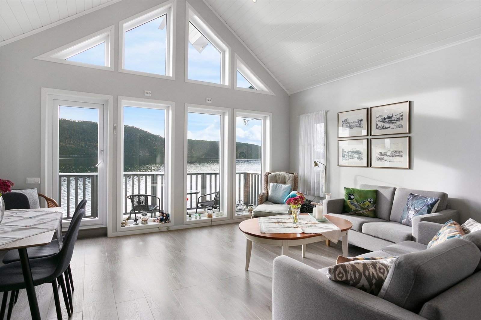 Romslig stue med store vindu som gir fantastisk utsikt fra stuen Galleribilde