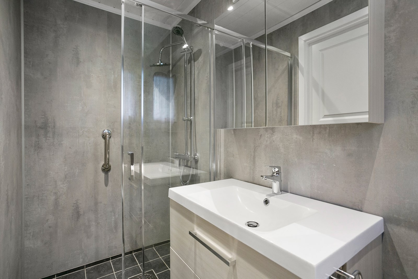 Badet i 1.etasje toalett, dusjhjørne og innredning med servant. Galleribilde