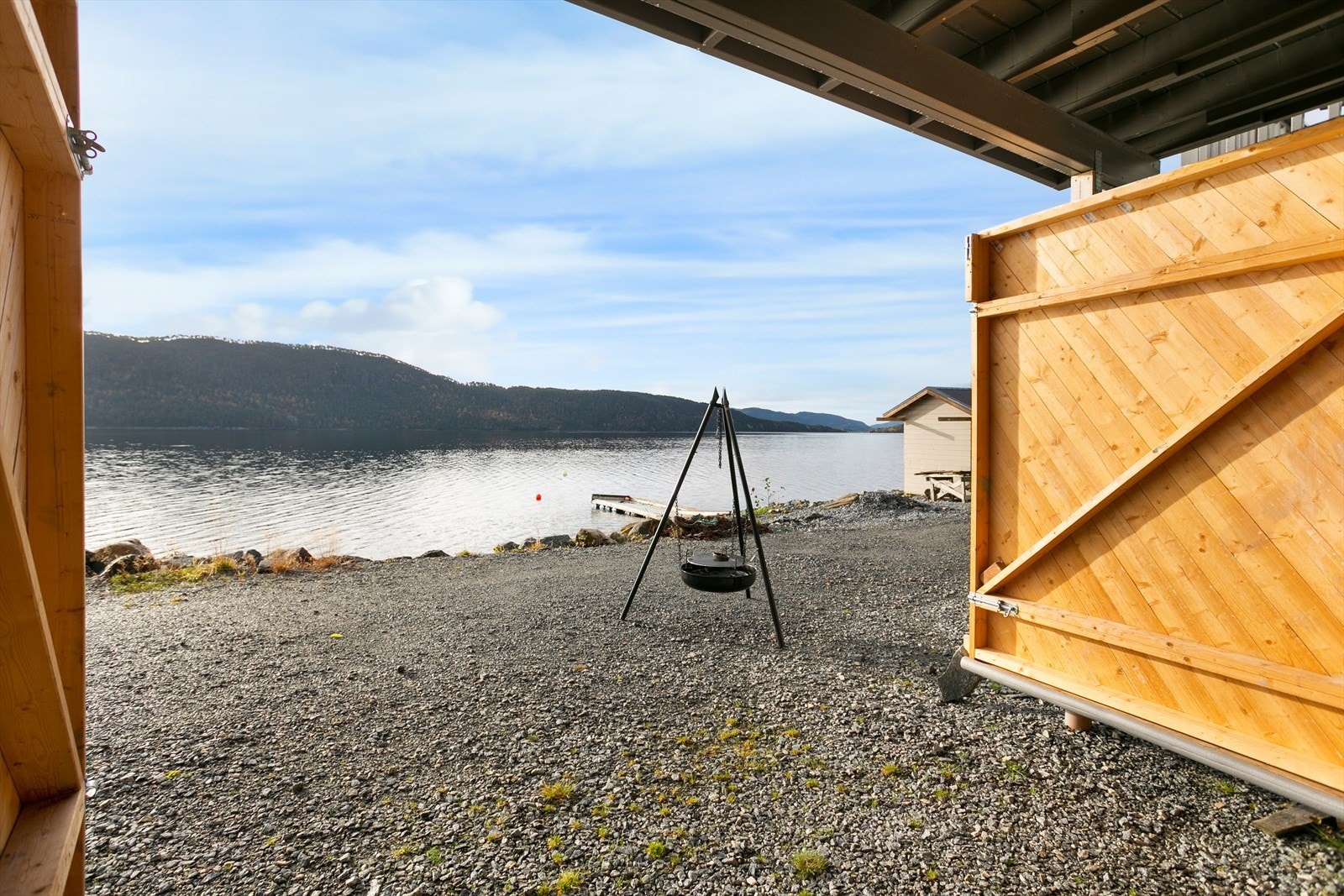 Rorbua ligger i en rekke av 6 rorbuer og har en sydvendt orientering mot Grytafjorden Galleribilde