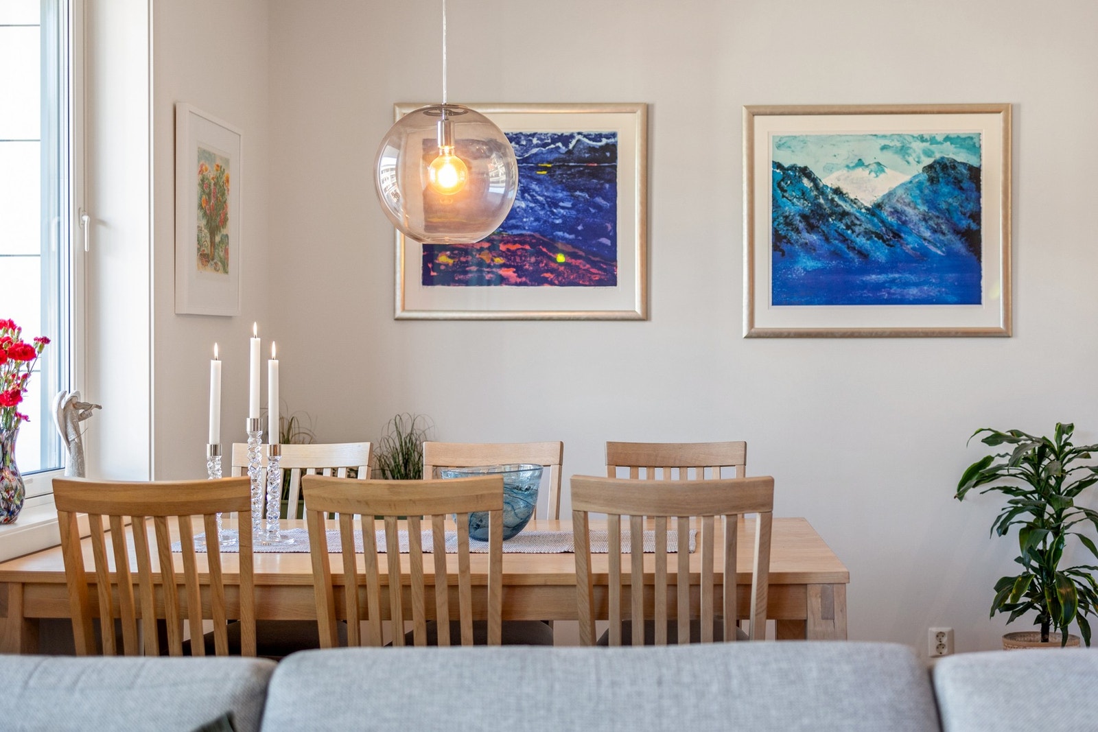 Alt ligger til rette for en enkel, moderne og behagelig hverdag - med alt på én flate og kort vei til både byliv og natur. Galleribilde